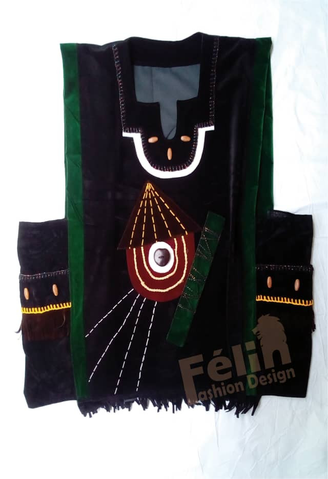 Boubou traditionnel en velours noir avec motifs artisanaux